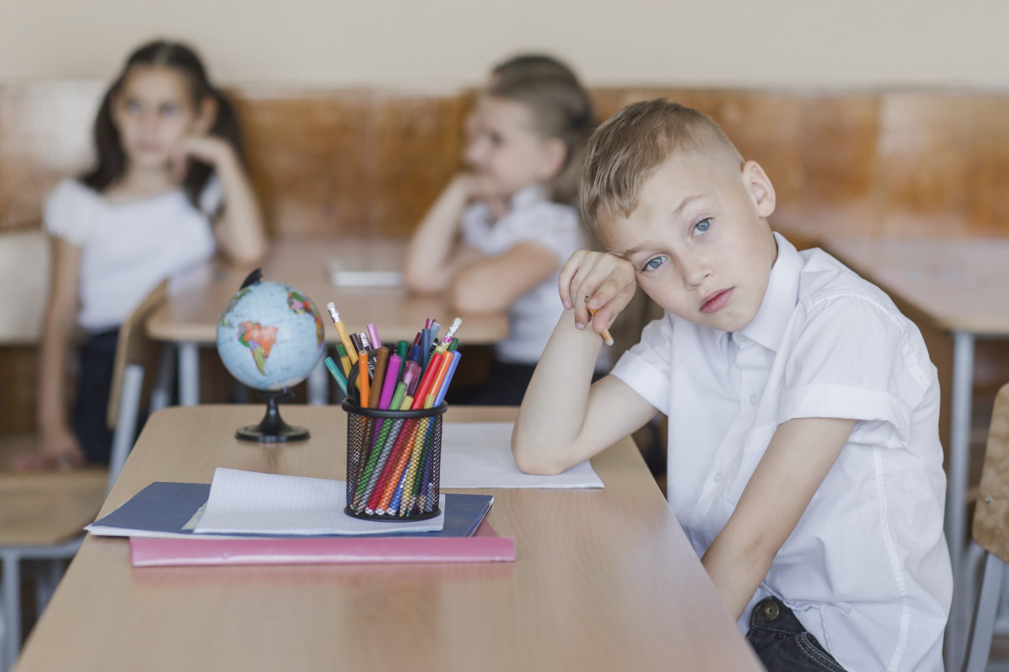 The children like they school. Фото усталых детей от школы. Малообщительный.